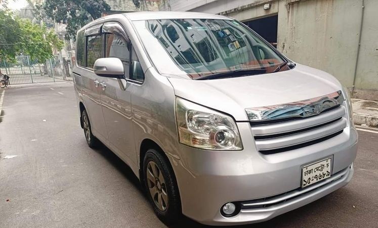 toyota-noah-push-2009-big-1