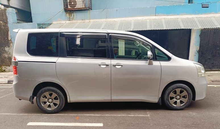 toyota-noah-push-2009-big-2