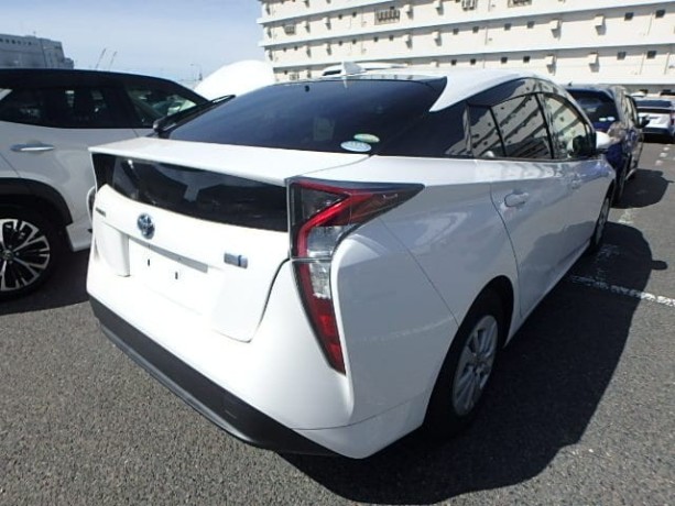 toyota-prius-s-2018-big-1