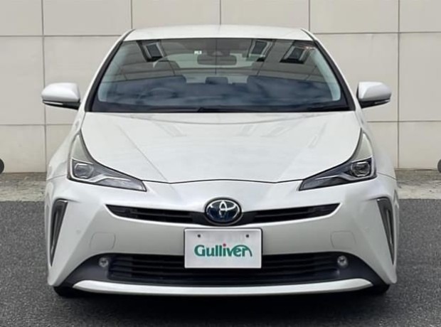 toyota-prius-s-tourng-pearl-2019-big-0