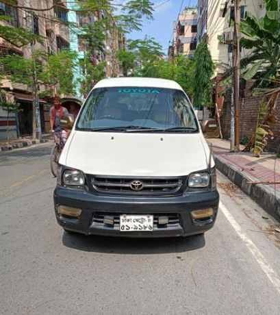 toyota-noah-2003-big-1