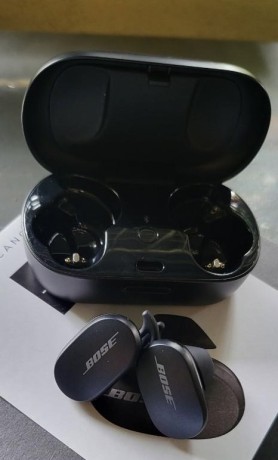 bose-quietcomfort-earbuds-used-big-2